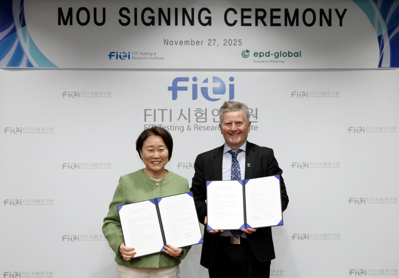 [사진] 윤주경 FITI시험연구원장(왼쪽)과 하콘 하우안 EPD-Global 대표가 업무협약을 체결한 후 기념촬영을 하고 있다..JPG